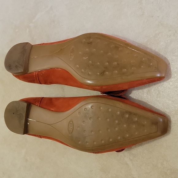 TOD'S pointed toe flat. Orange leather flat gently worn. Size 8. - Picture 8 of 10